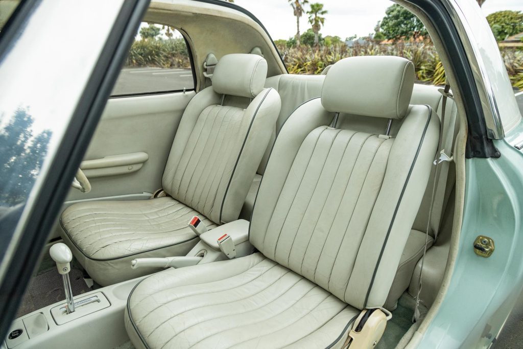 Front seats in the Nissan Figaro, in white leather
