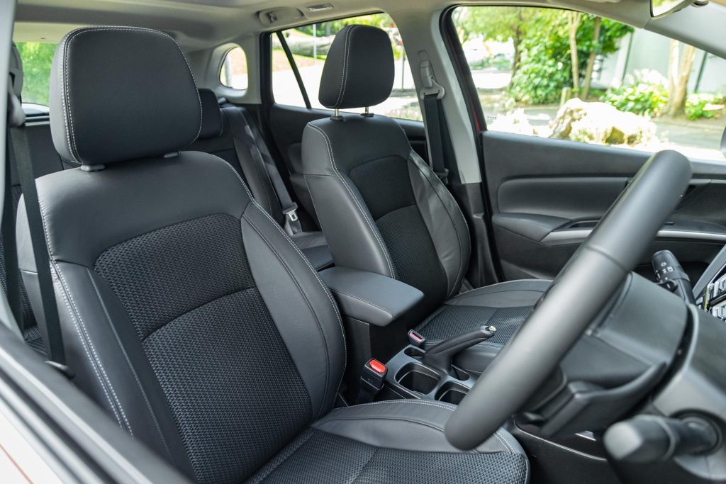 Front seat layout in the Suzuki S-Cross Hybrid