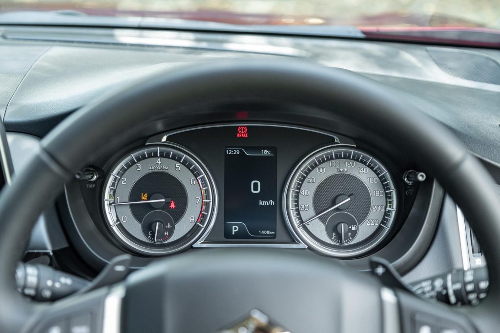 Suzuki S-Cross Hybrid analogue tachometer