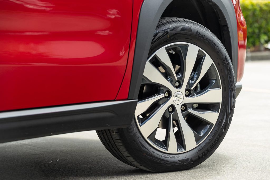 Suzuki S-Cross Hybrid wheel detail