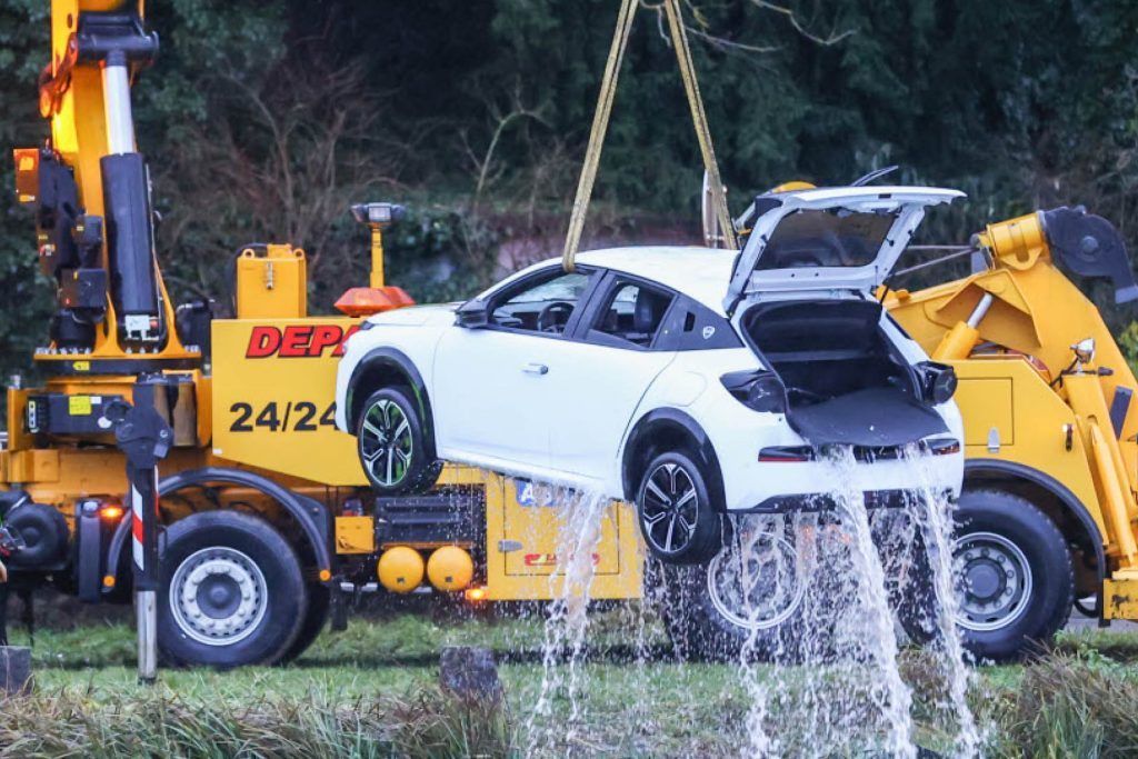 Lancia Ypsilon being hoisted out of a canal