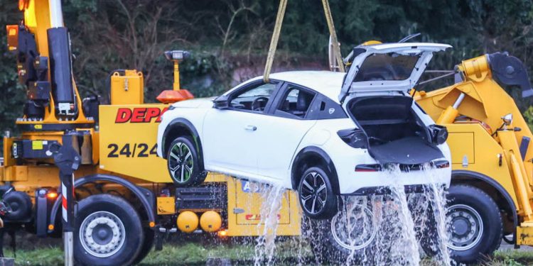 Lancia Ypsilon being hoisted out of a canal