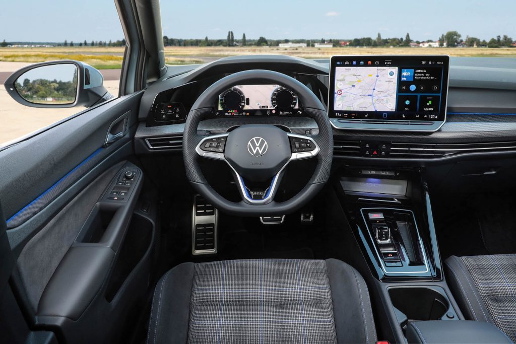 2025 Volkswagen Golf GTE facelift interior