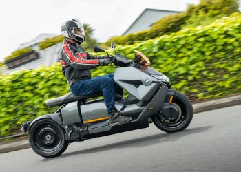 BMW CE-04 flyby panning shot