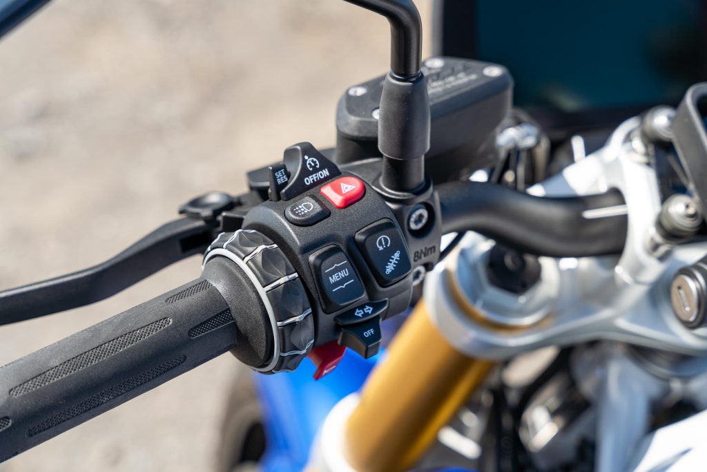 Handlebar controls on the BMW R 1250 R Roadster