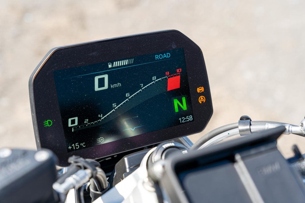 BMW R 1250 R Roadster rider display screen