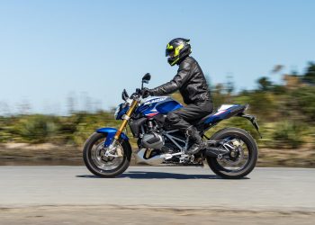 BMW R 1250 R Roadster panning side profile