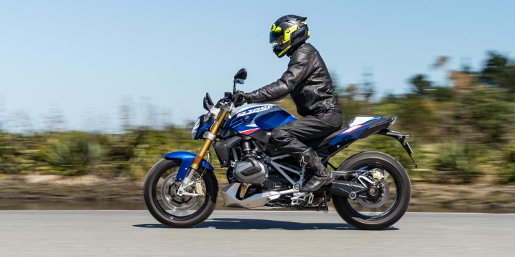 BMW R 1250 R Roadster panning side profile