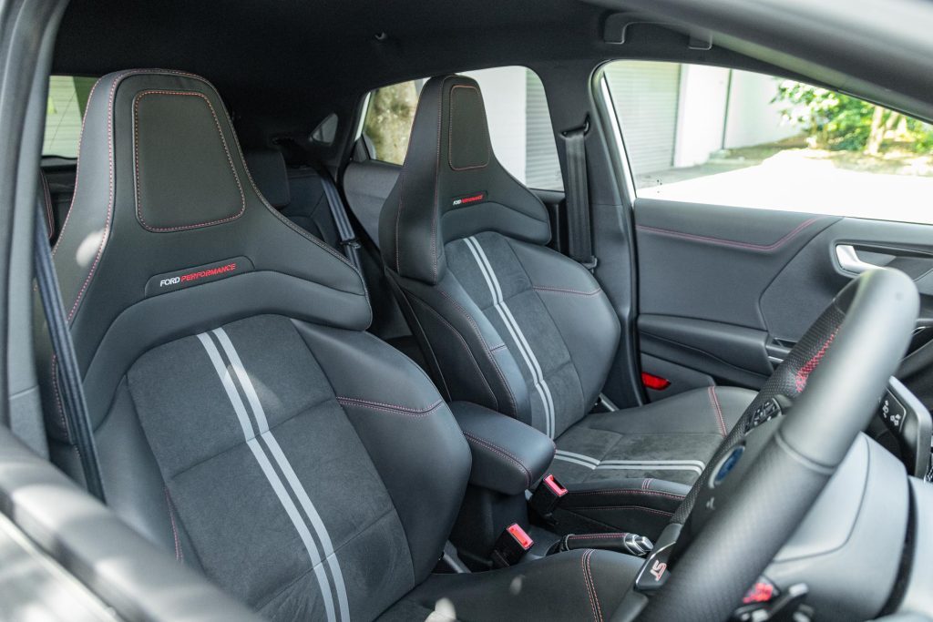 Front sports seats in the Ford Puma ST