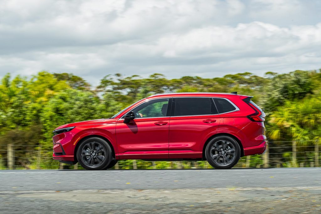 Honda CR-V RS Side profile while cornering