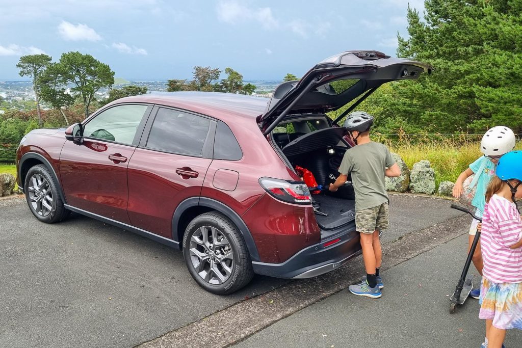 Honda ZR-V Turbo, kids loading scooters into the boot