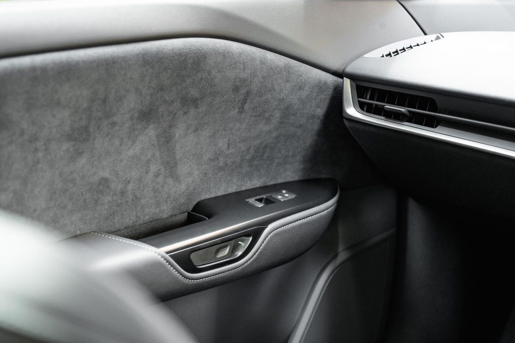 Easy to use interior door handles of the Lexus RZ 450e Dynamic