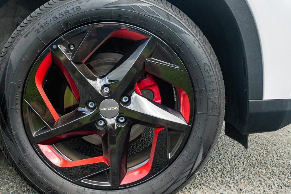 Detail shot of the Omoda C5 1.5T and its red wheel accents
