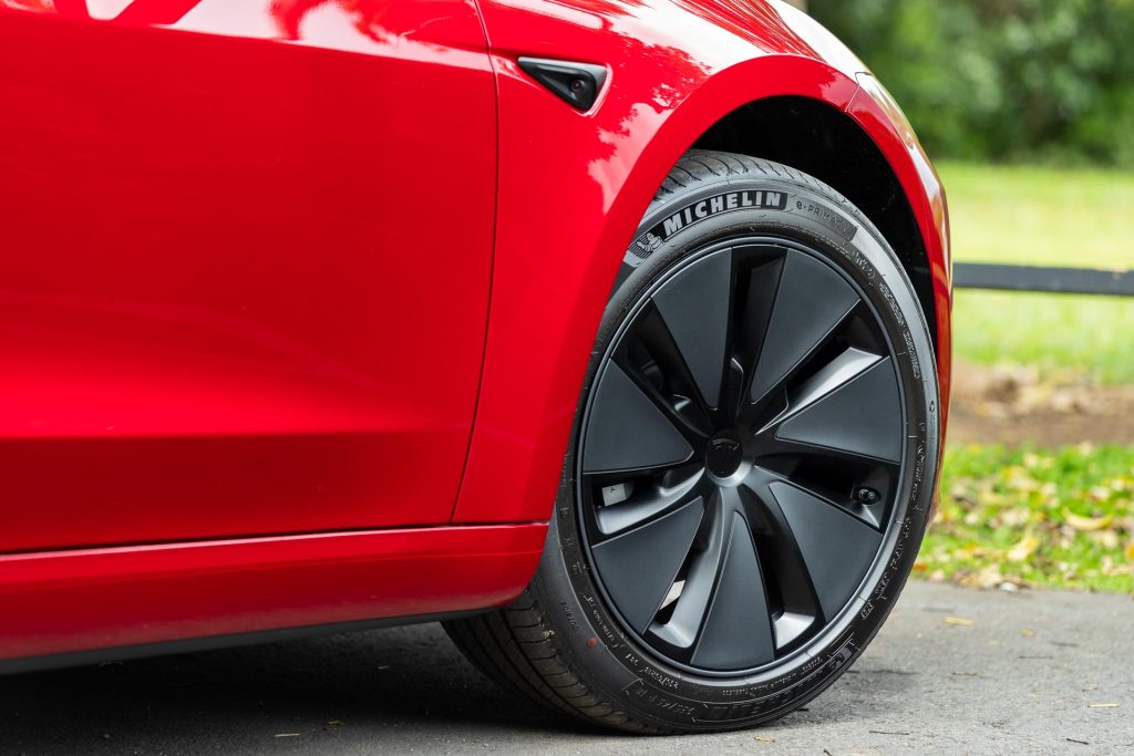 Tesla Model 3 RWD facelift front wheel detail
