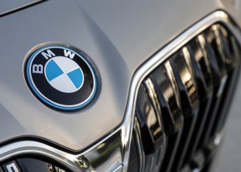 Close up view of a BMW i7 front badge