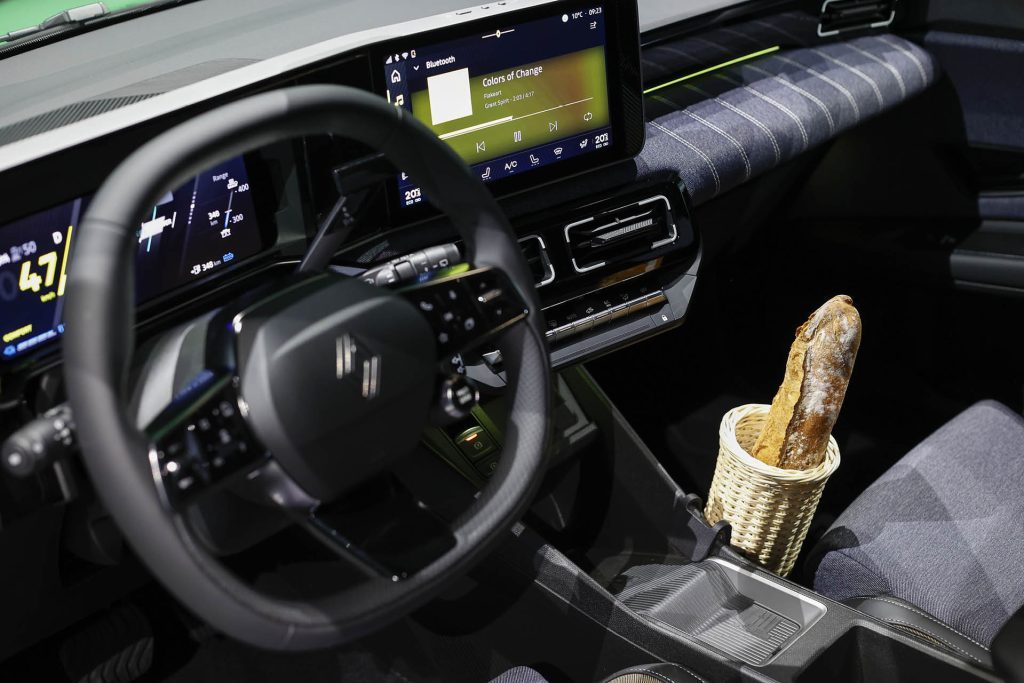 2025 Renault 5 with baguette holder