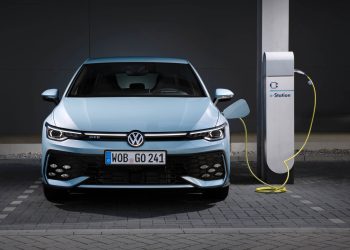 2025 Volkswagen Golf GTE charging