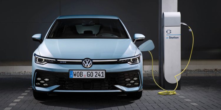 2025 Volkswagen Golf GTE charging