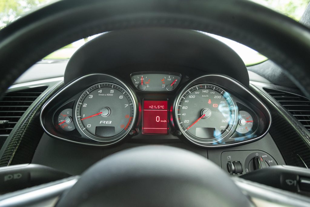 Drivers dash layout of the Audi R8 first gen