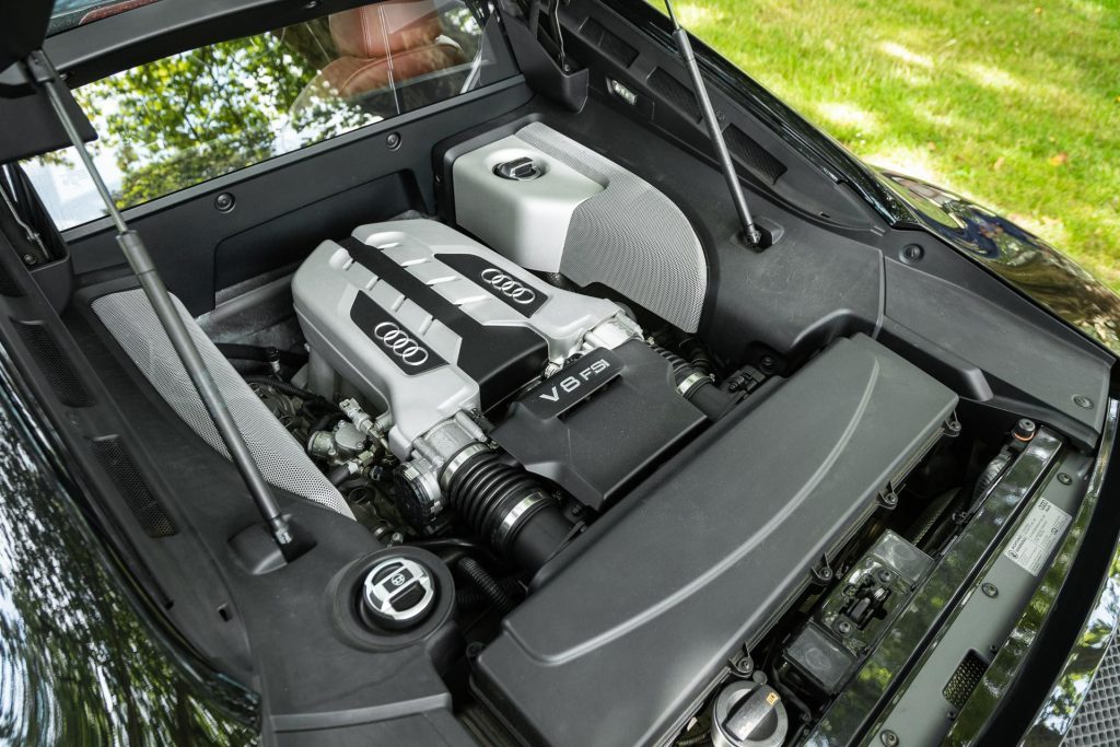 Engine bay of the Audi R8, 2008 V8