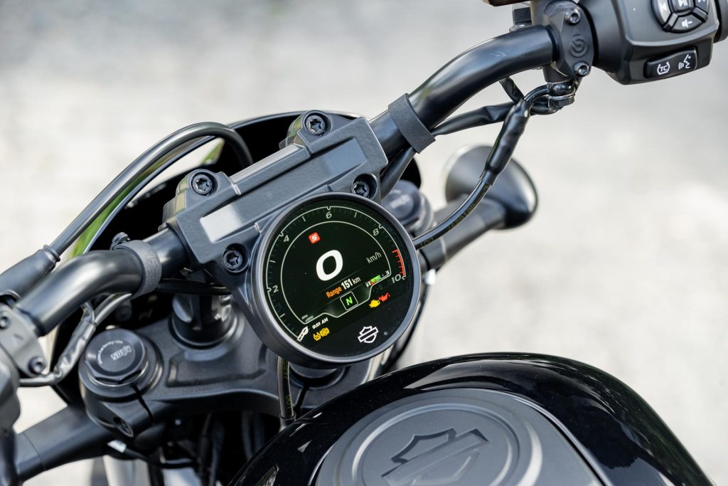 Rider display and handlebars on the Harley-Davidson Nightster S 975