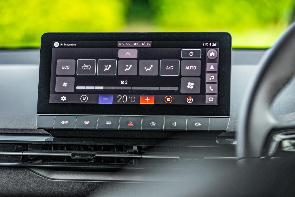 MG MG4 Essence 64 infotainment screen