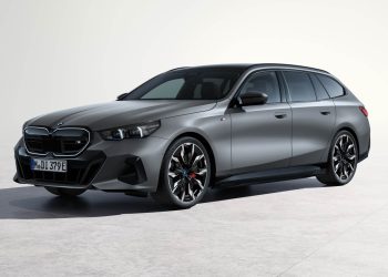 BMW i5 M60 xDrive Touring front three quarter view