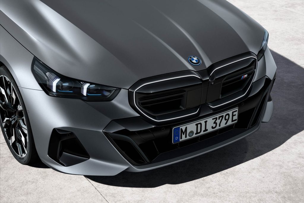 BMW i5 M60 xDrive Touring front grille close up