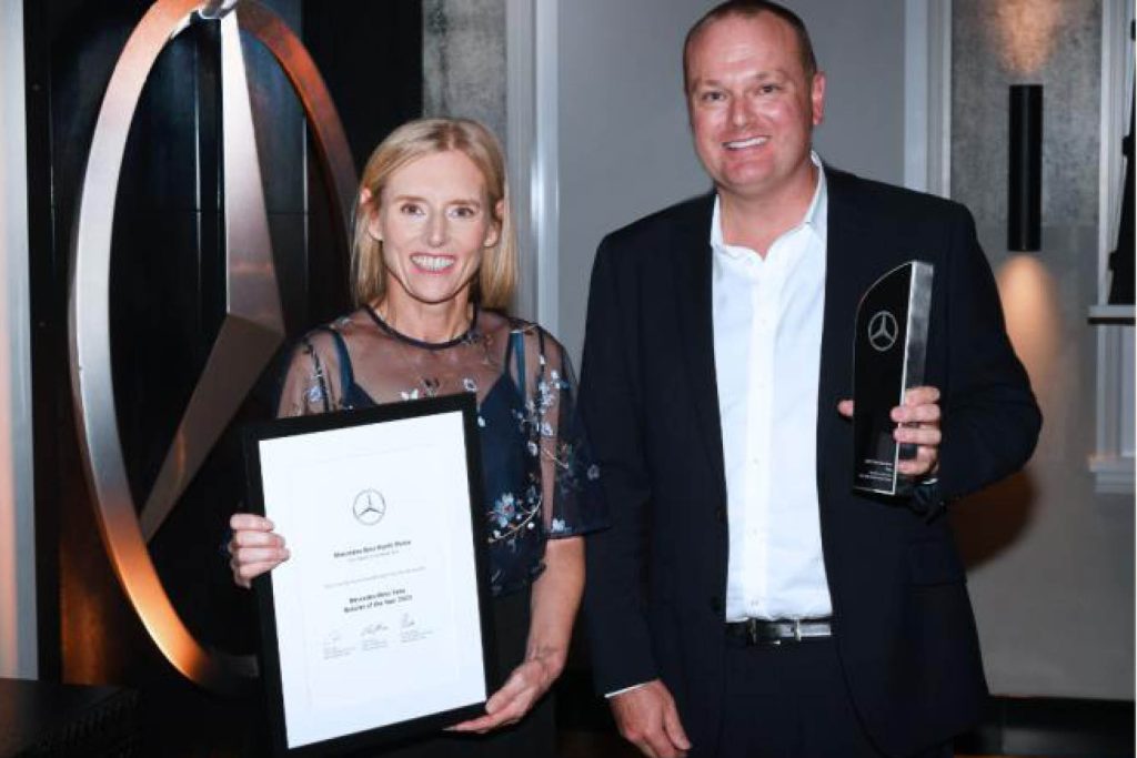 Craig Innes, Dealer Principal for Mercedes-Benz North Shore accepts the award from Tracey Appleton, Business Development Manager for Mercedes-Benz Vans New Zealand.