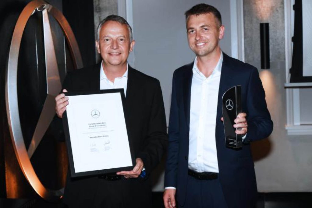 Jon Aldridge, Dealer Principal for Mercedes-Benz Botany accepting award from Joerg Schmidt, General Manager for Mercedes-Benz New Zealand – Cars.