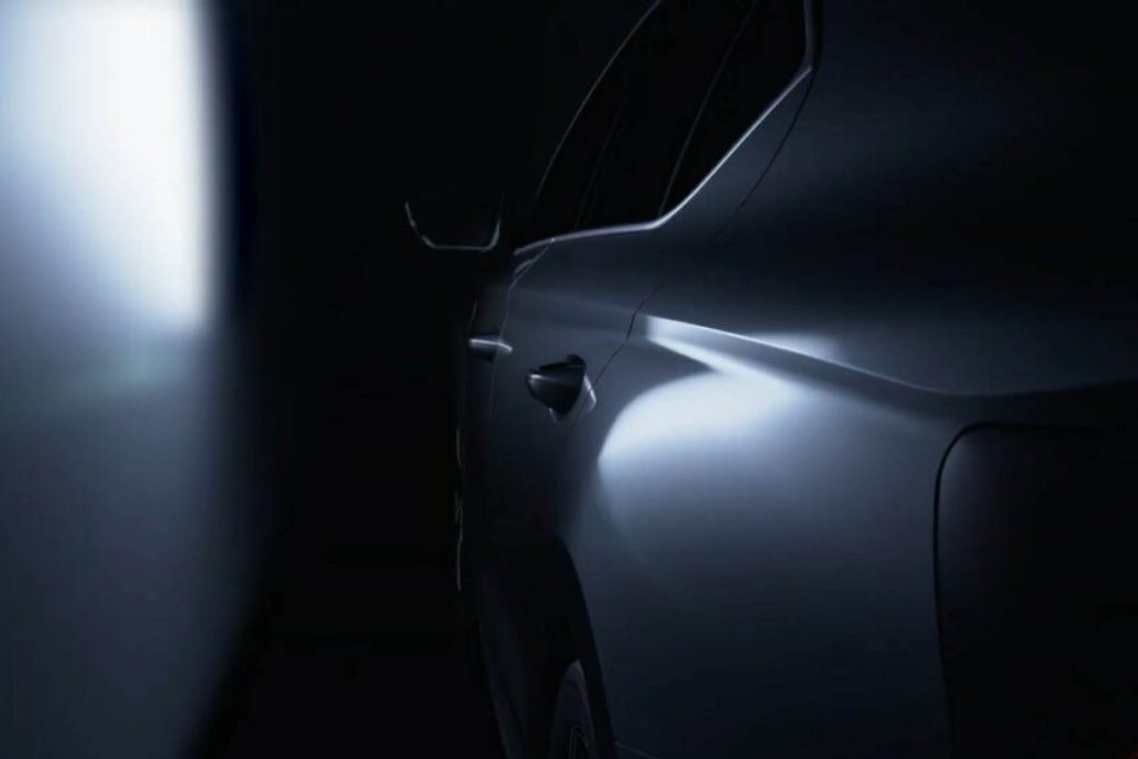 Skoda Octavia facelift body lines teaser