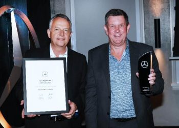 Trevor Walmsley, Dealer Principal for Mercedes-Benz Auckland accepting award from from Joerg Schmidt, General Manager for Mercedes-Benz New Zealand – Cars.