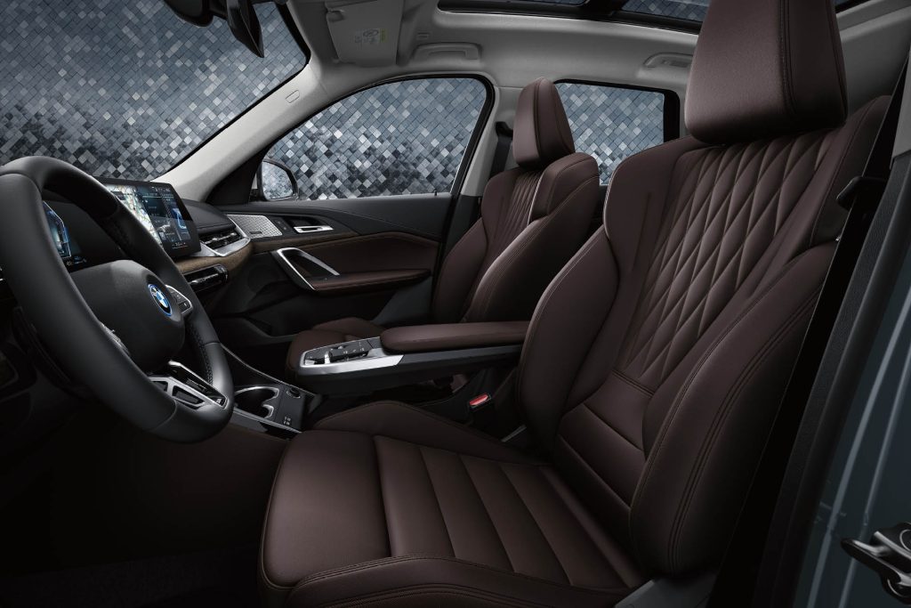 2024 BMW X1 xDrive25e interior