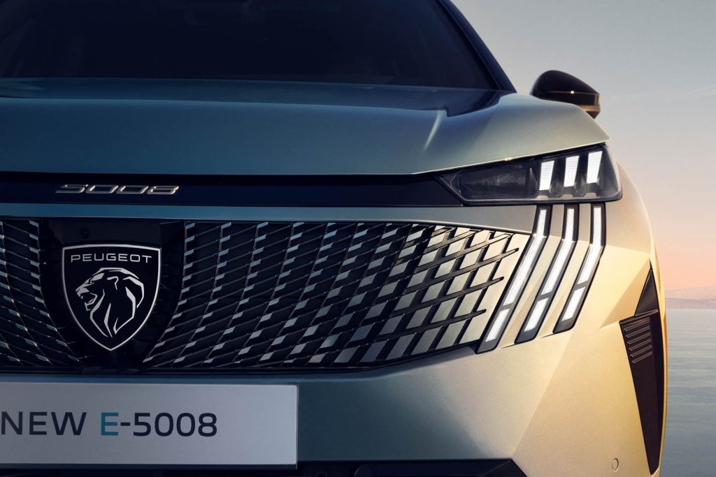 2025 Peugeot E-5008 three-claw driving lights close up