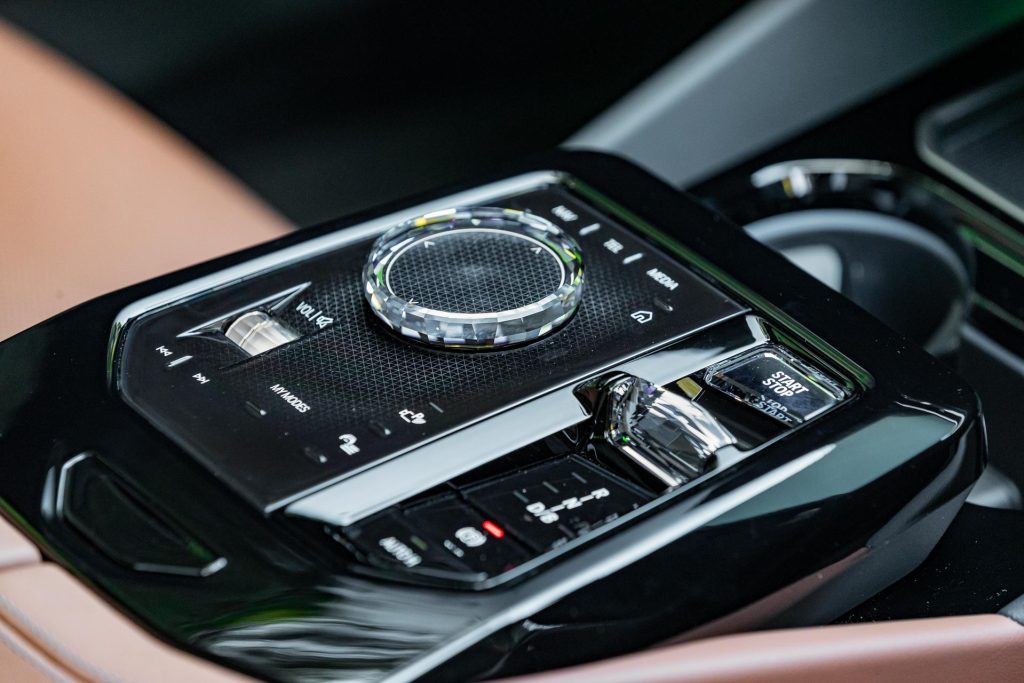 Centre console controls in the BMW i5 M60