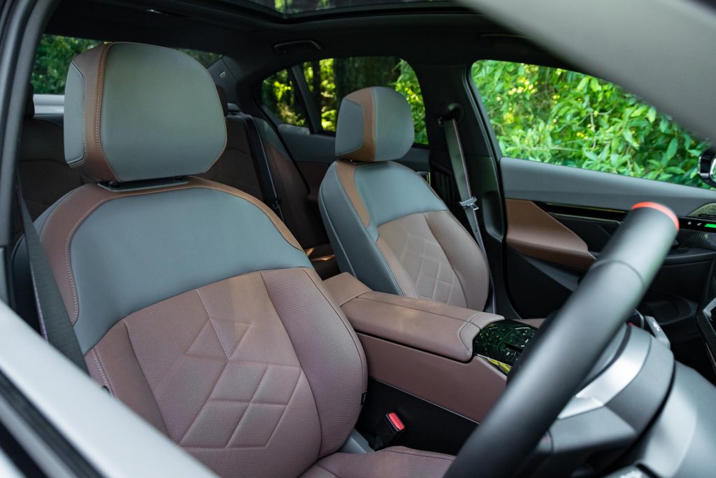 Front seats in the BMW i5 M60