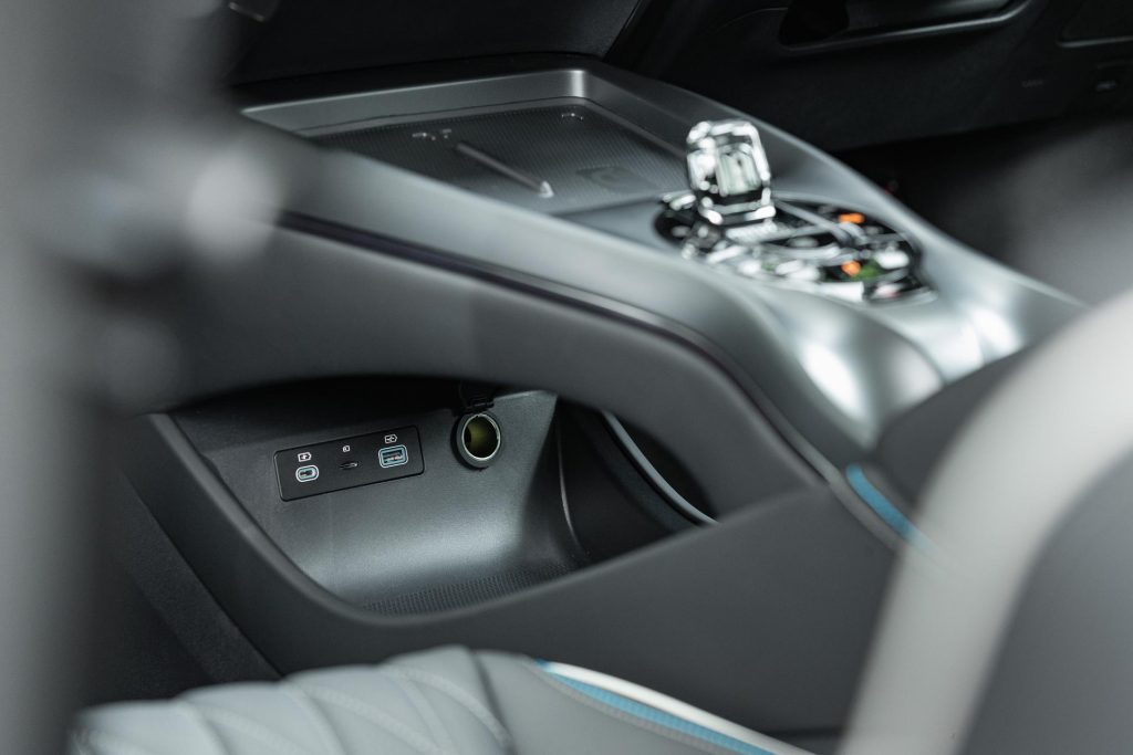 Centre console lower storage compartment