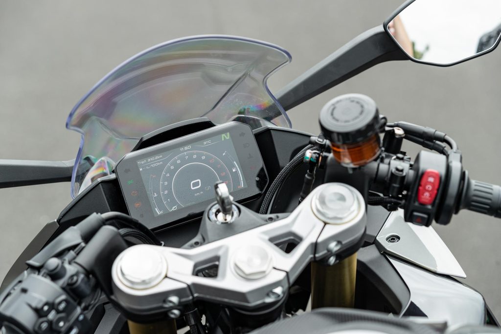 CFMoto 450 SR rider display screen