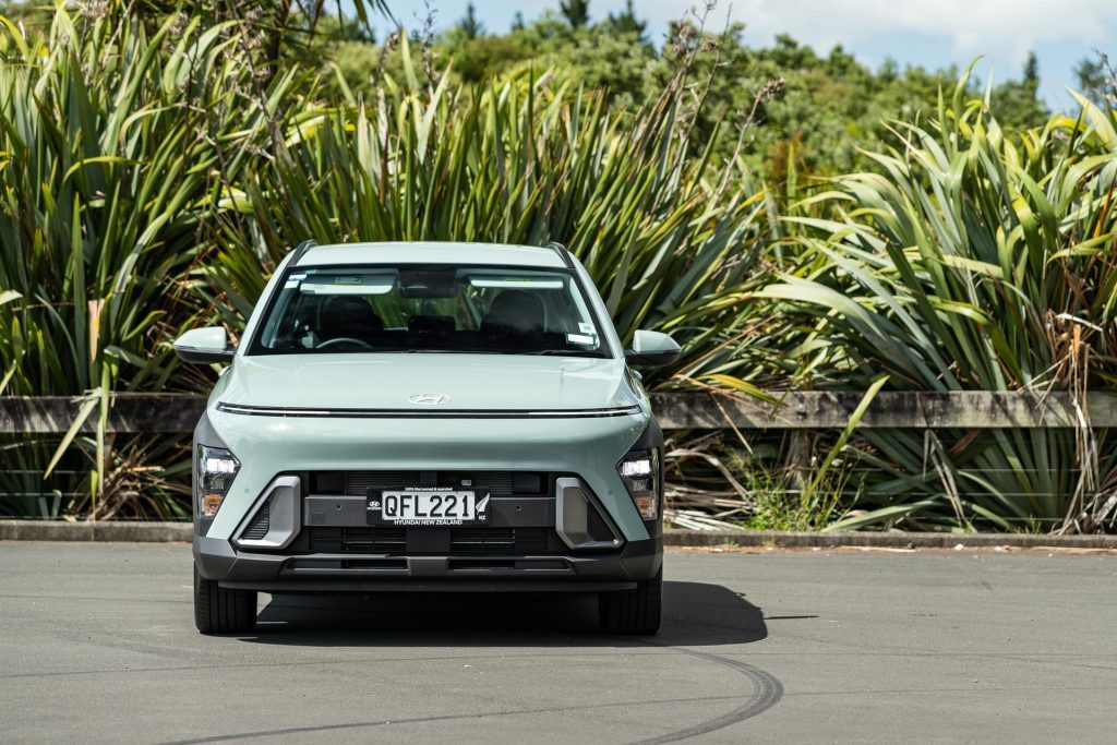 Hyundai Kona 1.6 Hybrid Active front profile, in front of flax