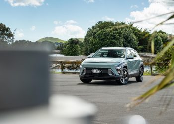 Hyundai Kona 1.6 Hybrid Active front quarter hero shot