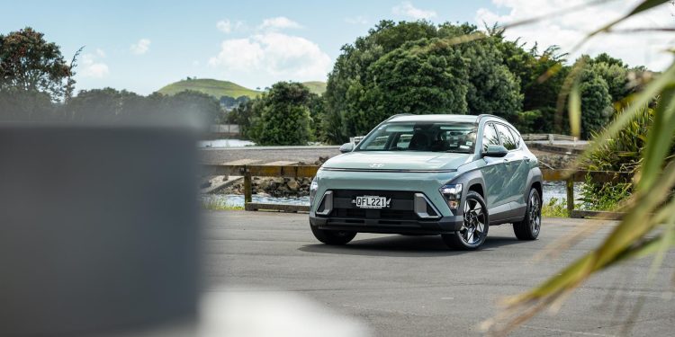 Hyundai Kona 1.6 Hybrid Active front quarter hero shot