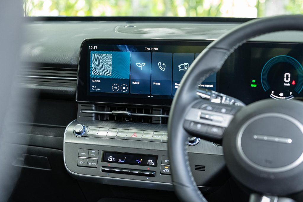 Infotainment screen and AC controls in the Hyundai Kona 1.6 Hybrid Active