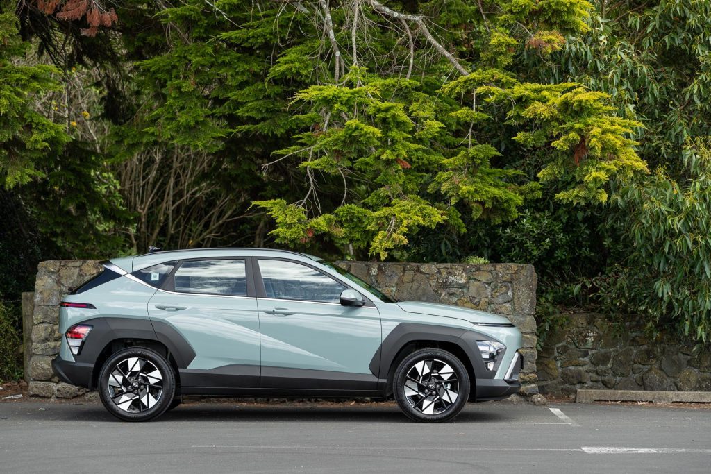 Side profile of the Hyundai Kona 1.6 Hybrid Active