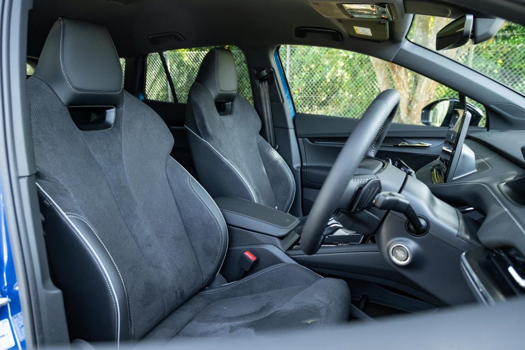Front seats in the Skoda Enyaq Sportline 80, with bolstering