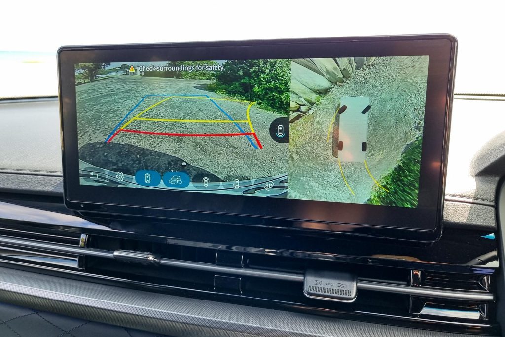 Infotainment and reversing camera screen in the SsangYong Rexton SPR
