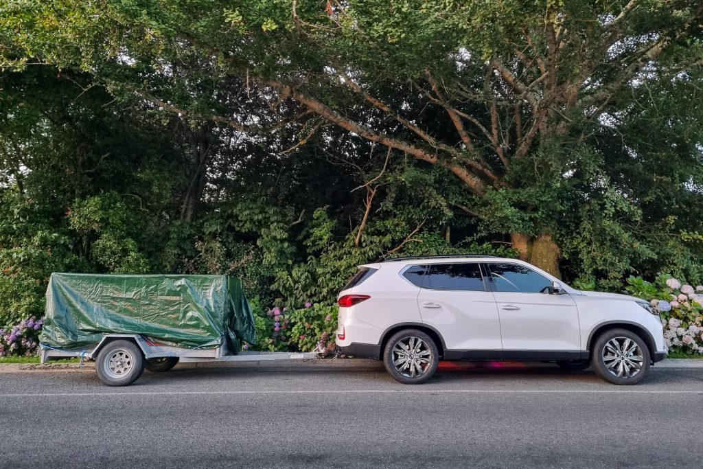 Side profile showing the SsangYong Rexton SPR towing a trailer