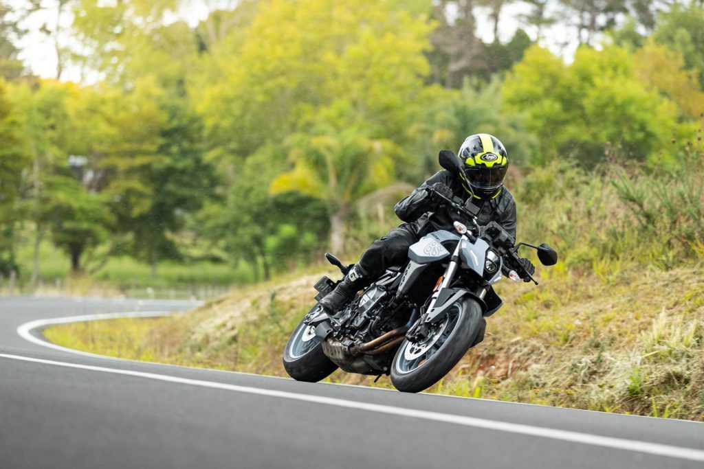 Suzuki GSX-8S leaning over for a corner