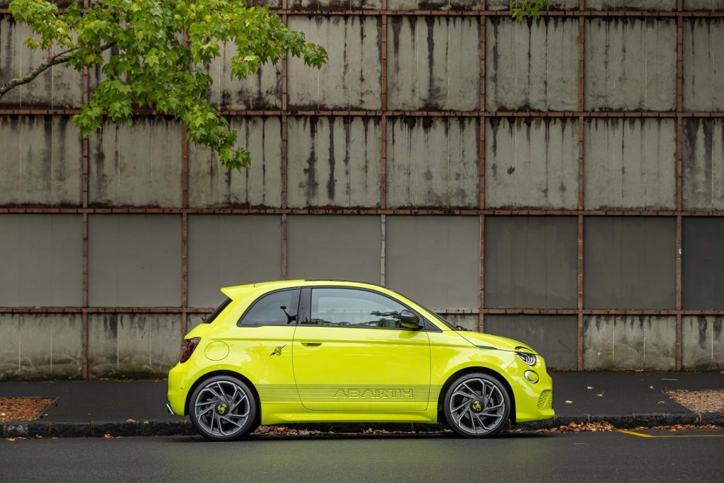 Wide side profile of the Abarth 500e Scorpionissima, with ABARTH lettering on the side