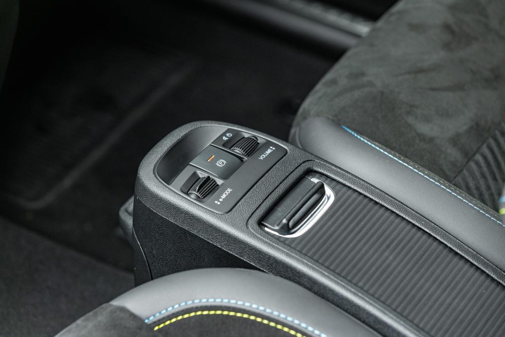 Volume controls of the Abarth 500e Scorpionissima