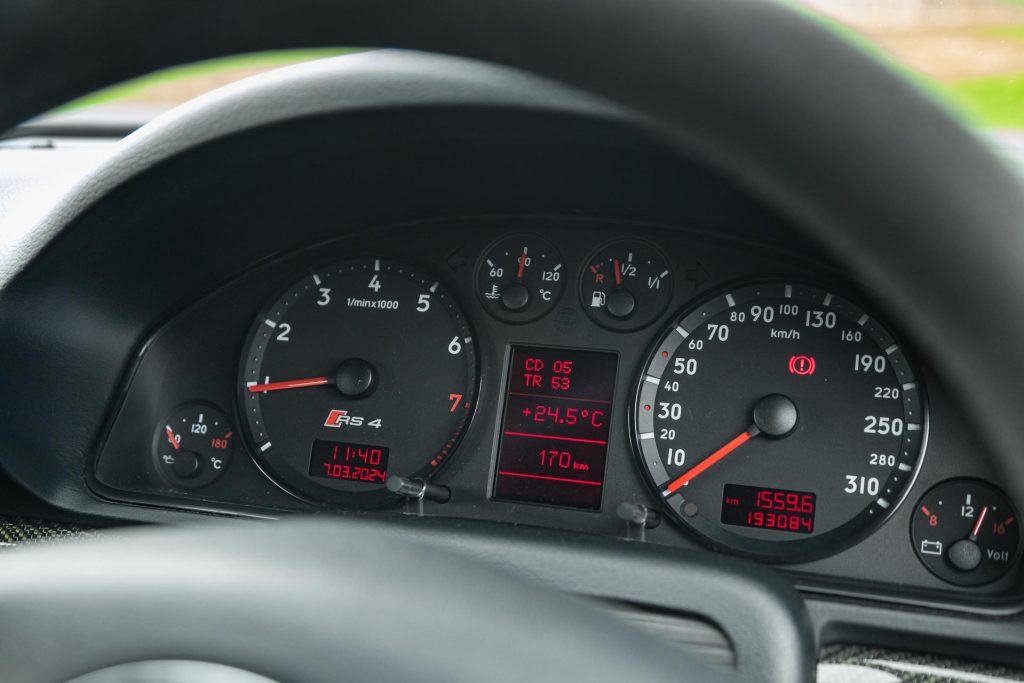 Tacho and speedometer of the Audi RS4 B5